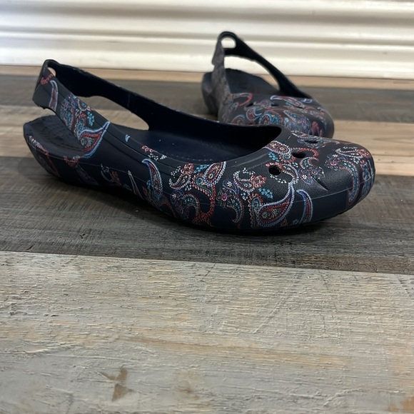 Crocs Women's Kadee Florals Flats Paisley Floral Navy Size 7 Casual Comfy Summer - Picture 4 of 11